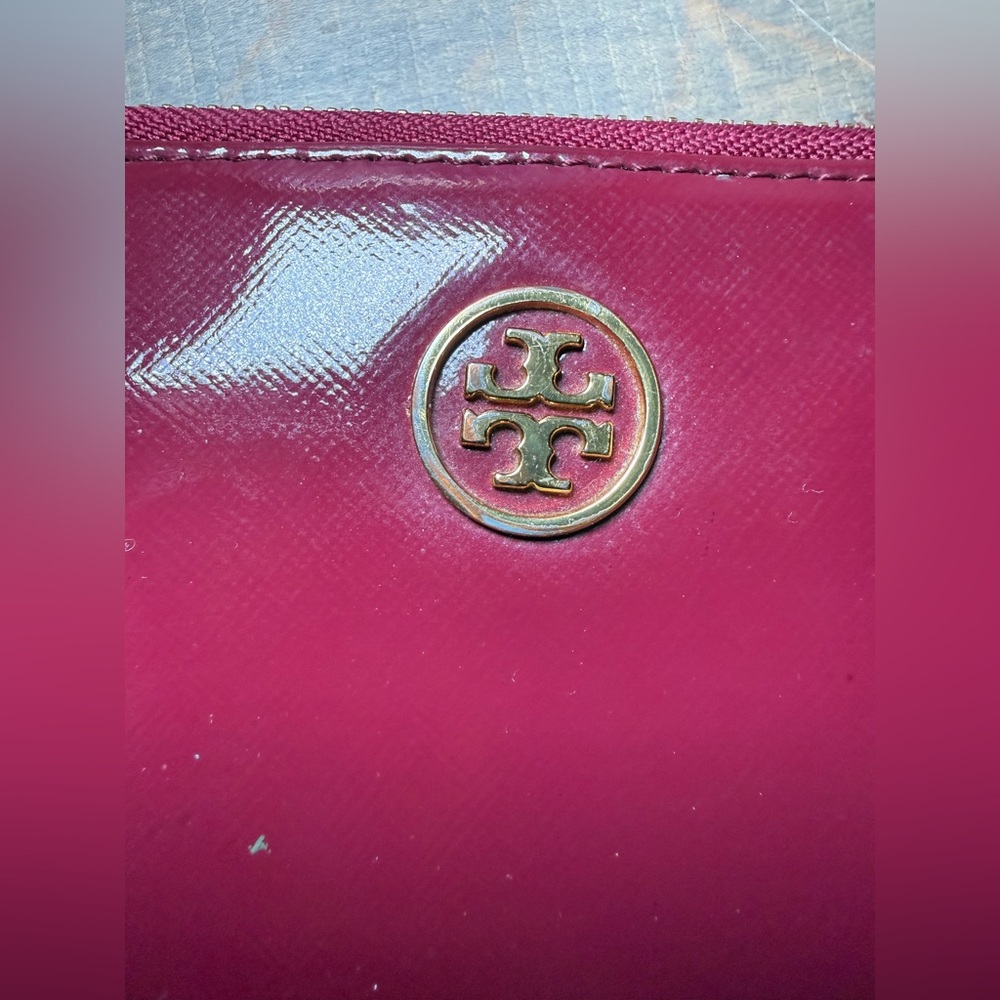 Tory Burch Hot Pink Patent Logo Zip Wallet with Gold Emblem - Picture 2 of 14